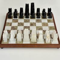 Schachbrett aus Marmor mit eingefasster Holzkante