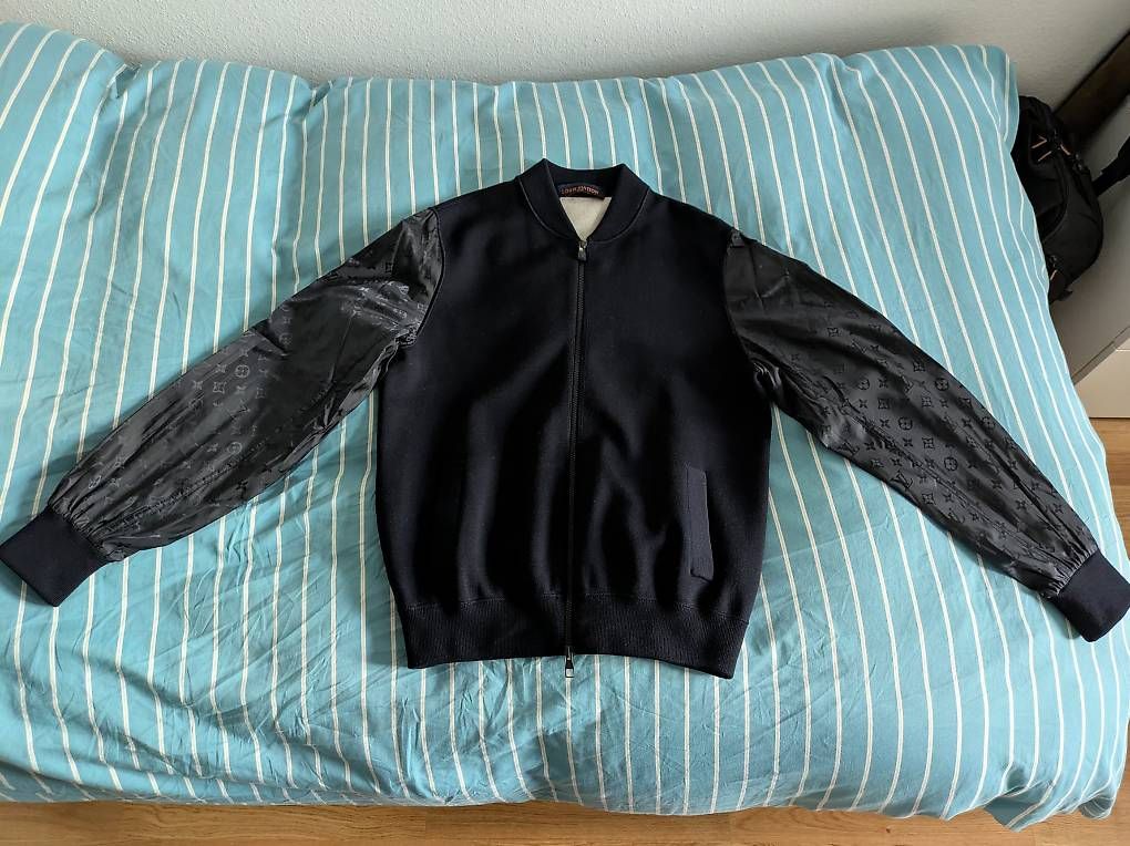 Jacken: Louis Vuitton Monogram Sleeve Bomber Grösse M – Gebraucht aus Pratteln von Mafium