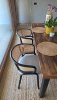 2 Design-Esszimmerstühle mit Rattan-/Korbgeflecht