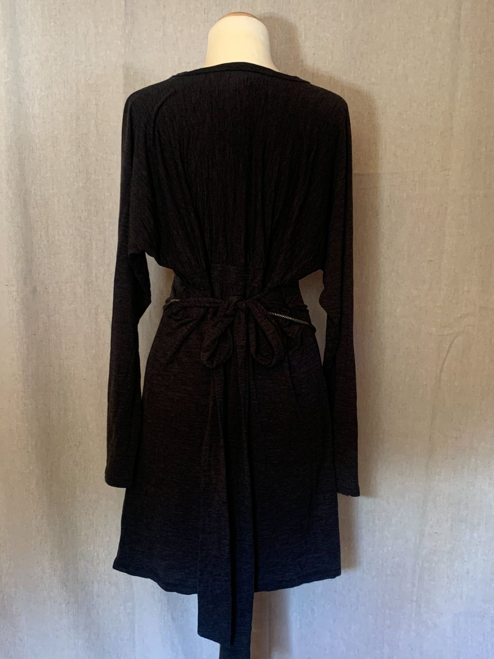 Avant Premiere Robes: Schwarzes Wickelkleid – D'occasion à Chalais par Decoarts.art 1