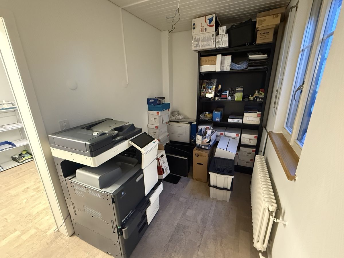 Set di tavolo e panche: Büroinventar zu verkaufen – Usato da Romanshorn venduto da B.abduli 8