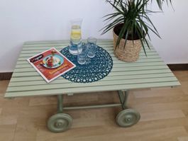 Kleiner Beistelltisch auf Räder im Vintage Stil