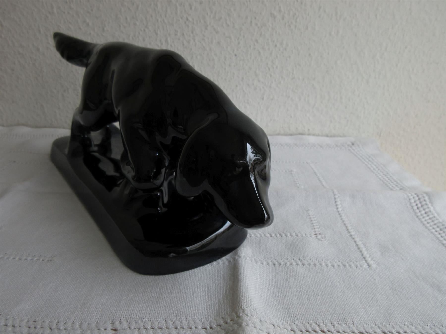 Statuette: Laufen Keramik - schwarzer Jagdhund – Usato da Binningen venduto da mondoantico 1