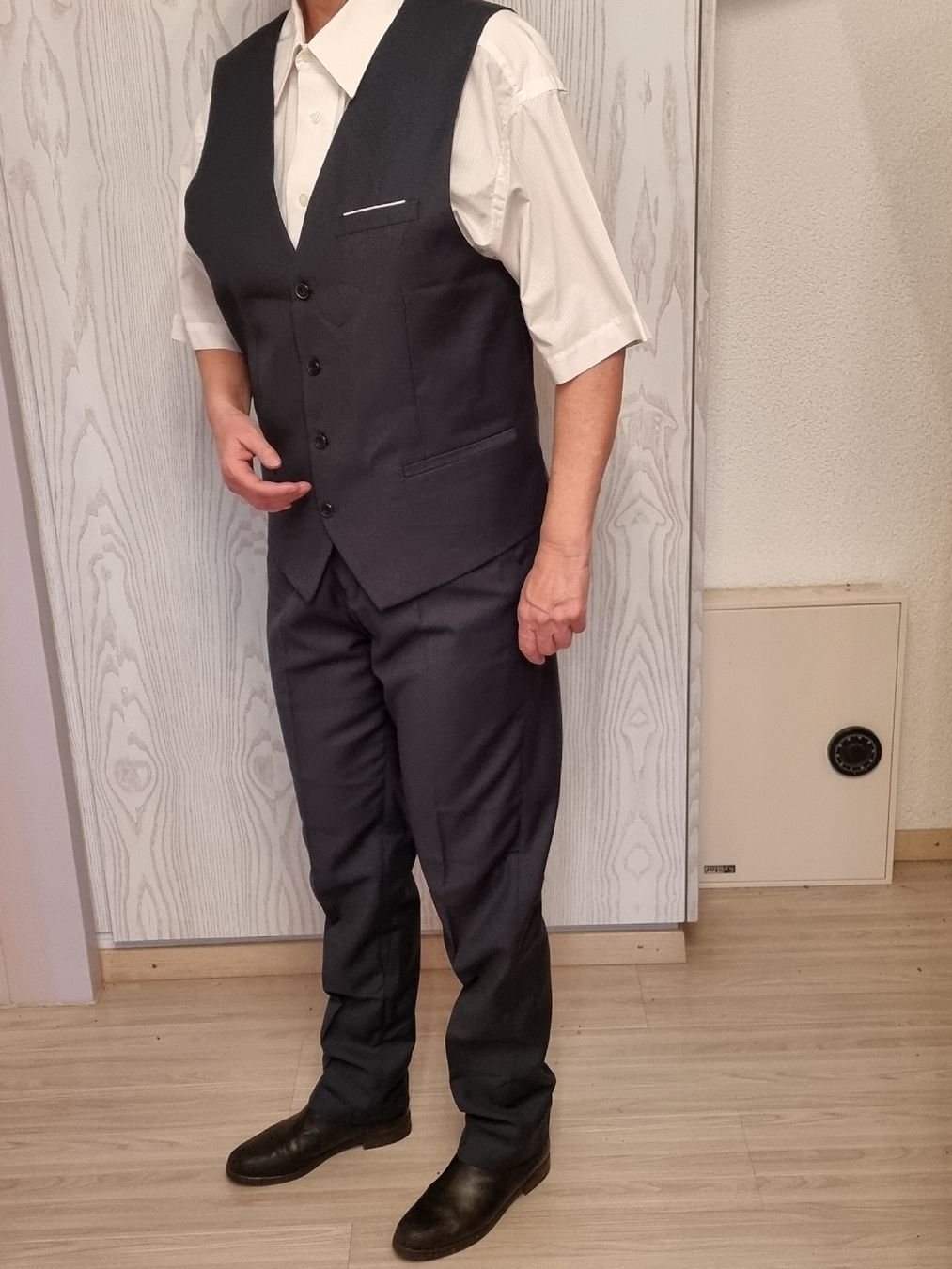 Anzüge: Herren Anzug mit Gilet – Neu und originalverpackt aus Uetendorf von .Eidgenosse. 5
