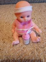deAO Mini-Babypuppe mit magischem Fläschchen, 12 cm
