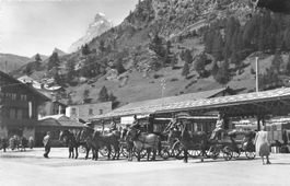 Zermatt (VS) – Bahnhof platz mit Pferdekutschen