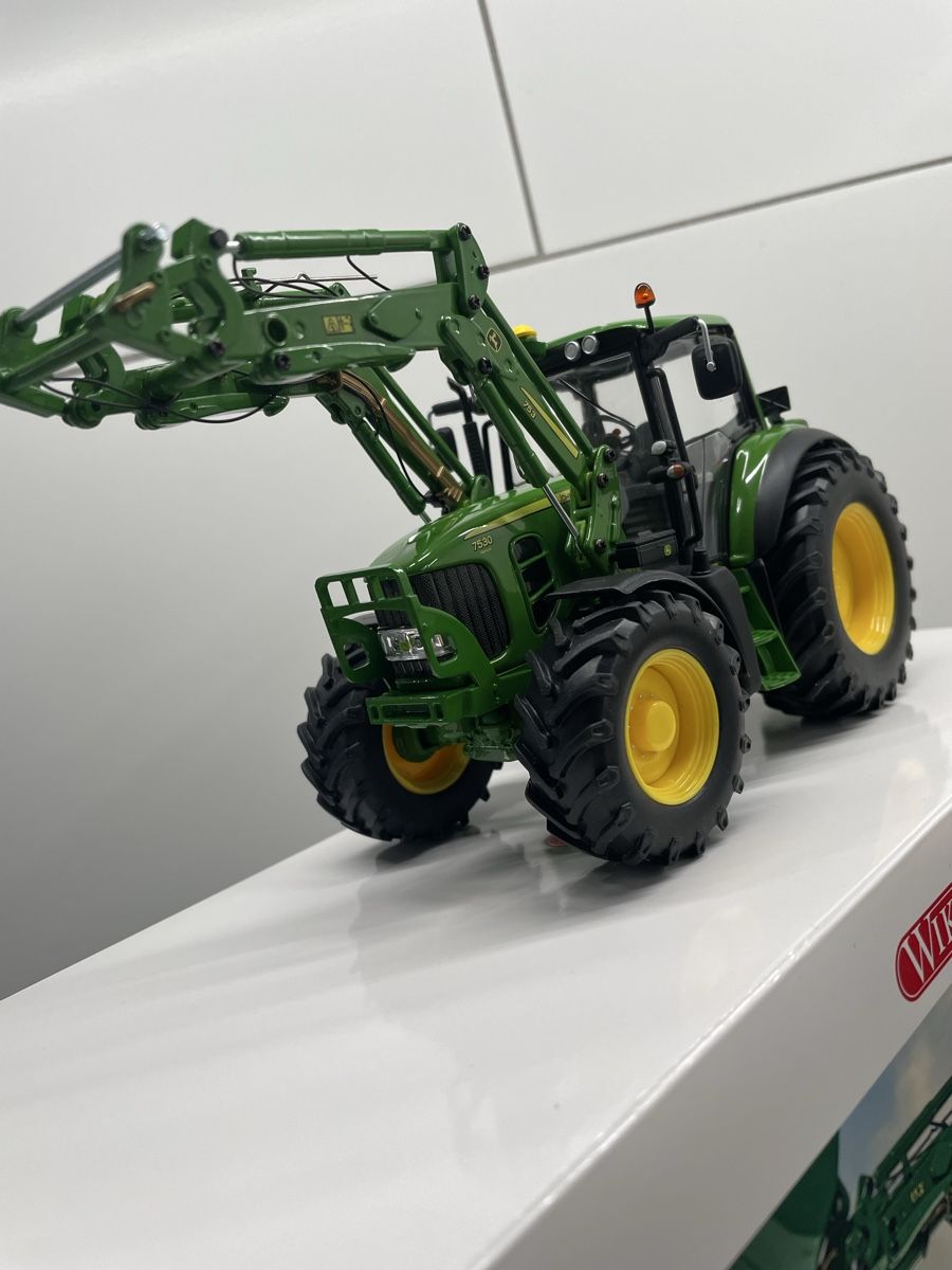 Tracteur avec chargeur frontal John Deere 6125R Wiking
