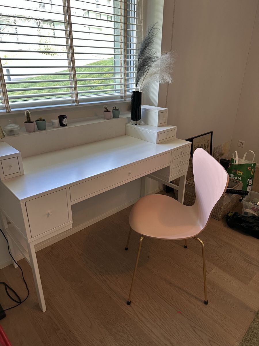 Tavoli da trucco: White Dressing Table with Drawers and Chair – Usato da Zürich venduto da annapotemkina