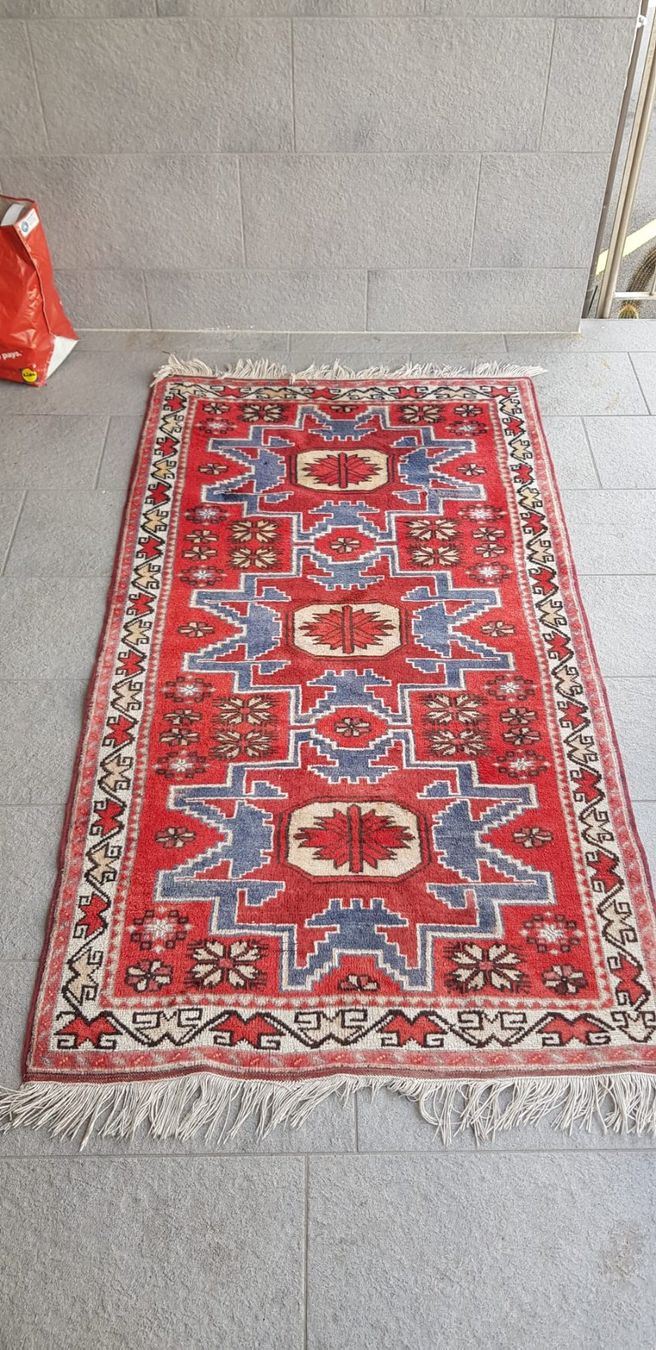 Teppiche: Schöner Roter Teppich mit blauem Muster – Gebraucht aus Flums von Flumsantik 2