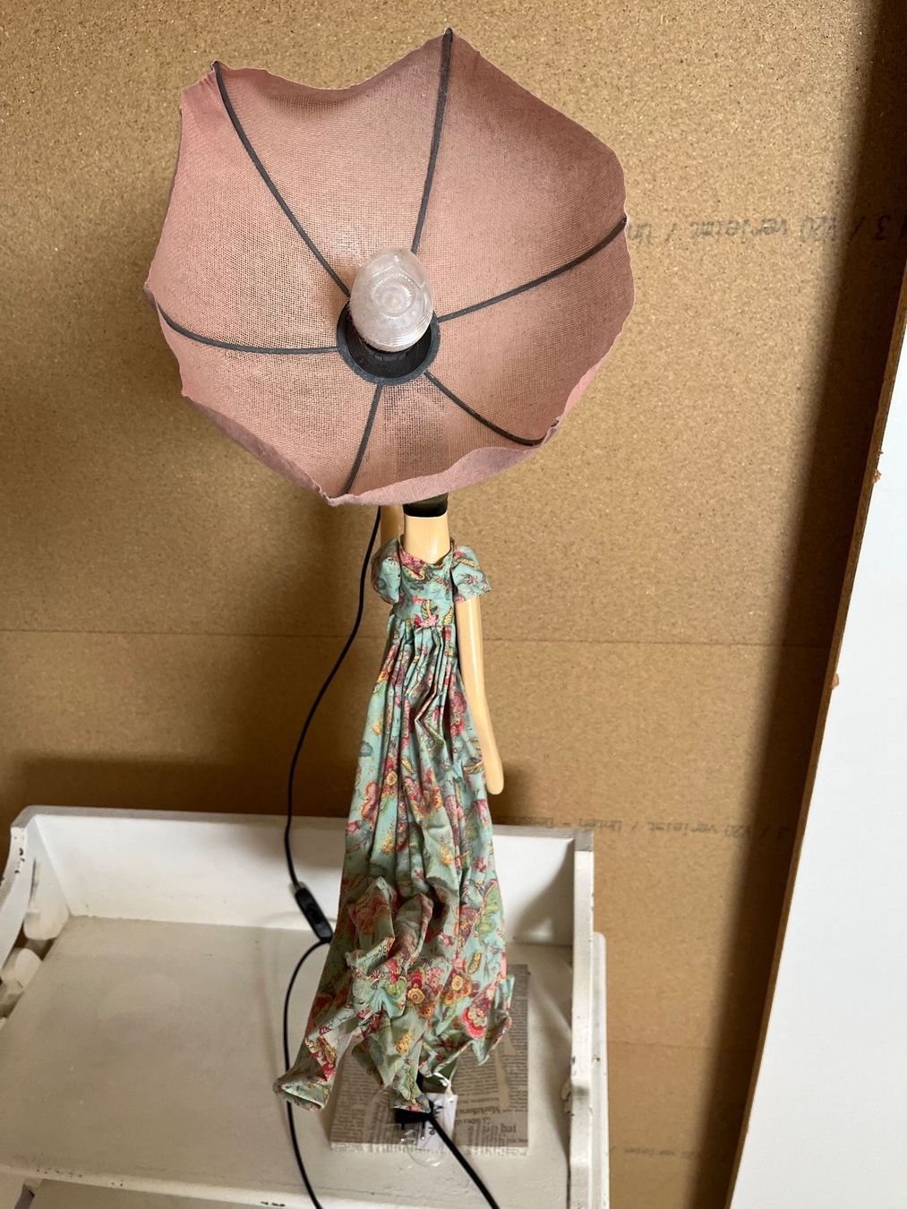 Lampes: Hübsche Deko-Lampe mit Figur und Blumen-Kleid – D'occasion à Derendingen par Sabine16 2