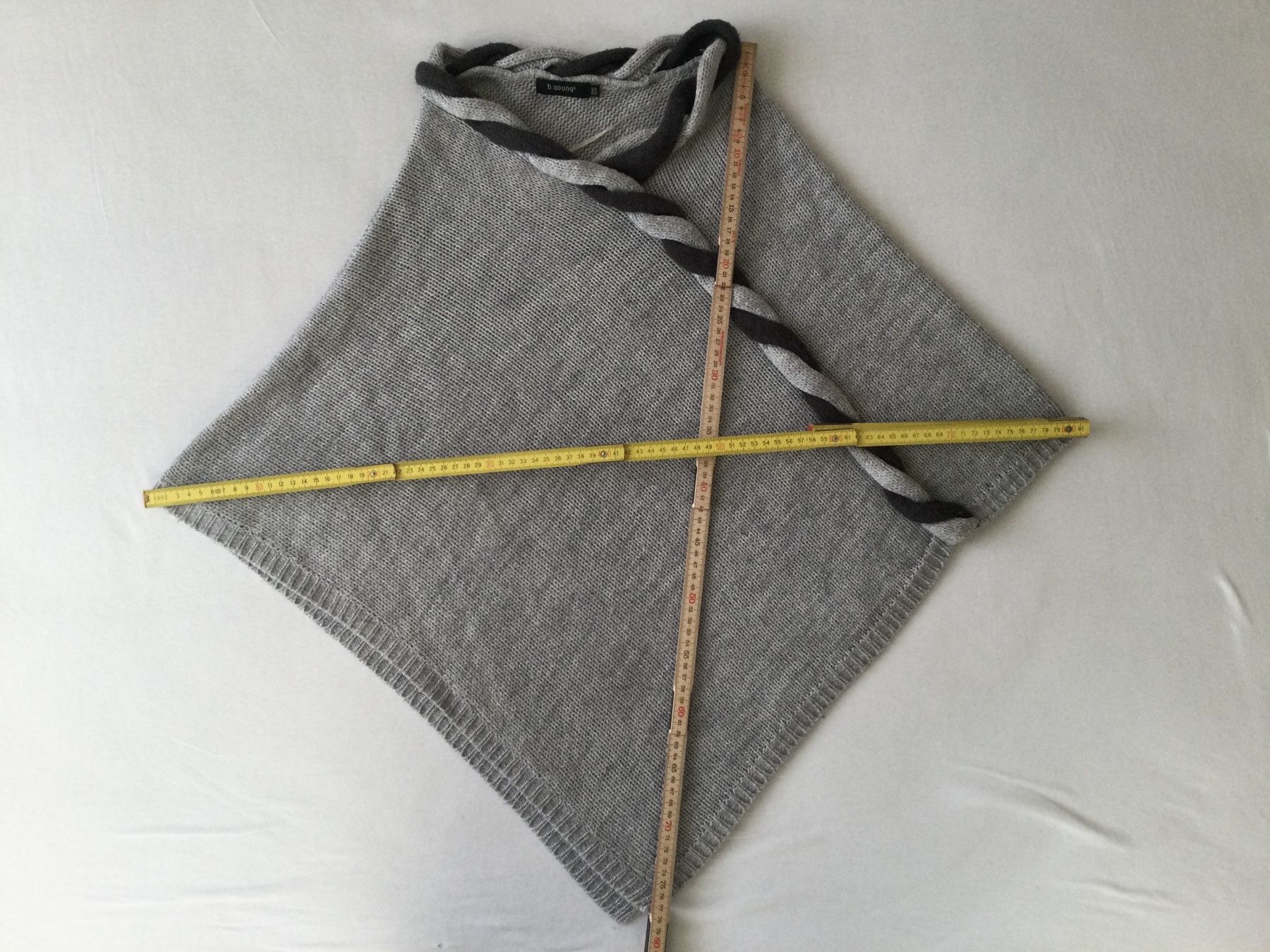 Sonstige Damenmode: Grauer Poncho b.Young – Gebraucht aus Zürich von Janakpur 1