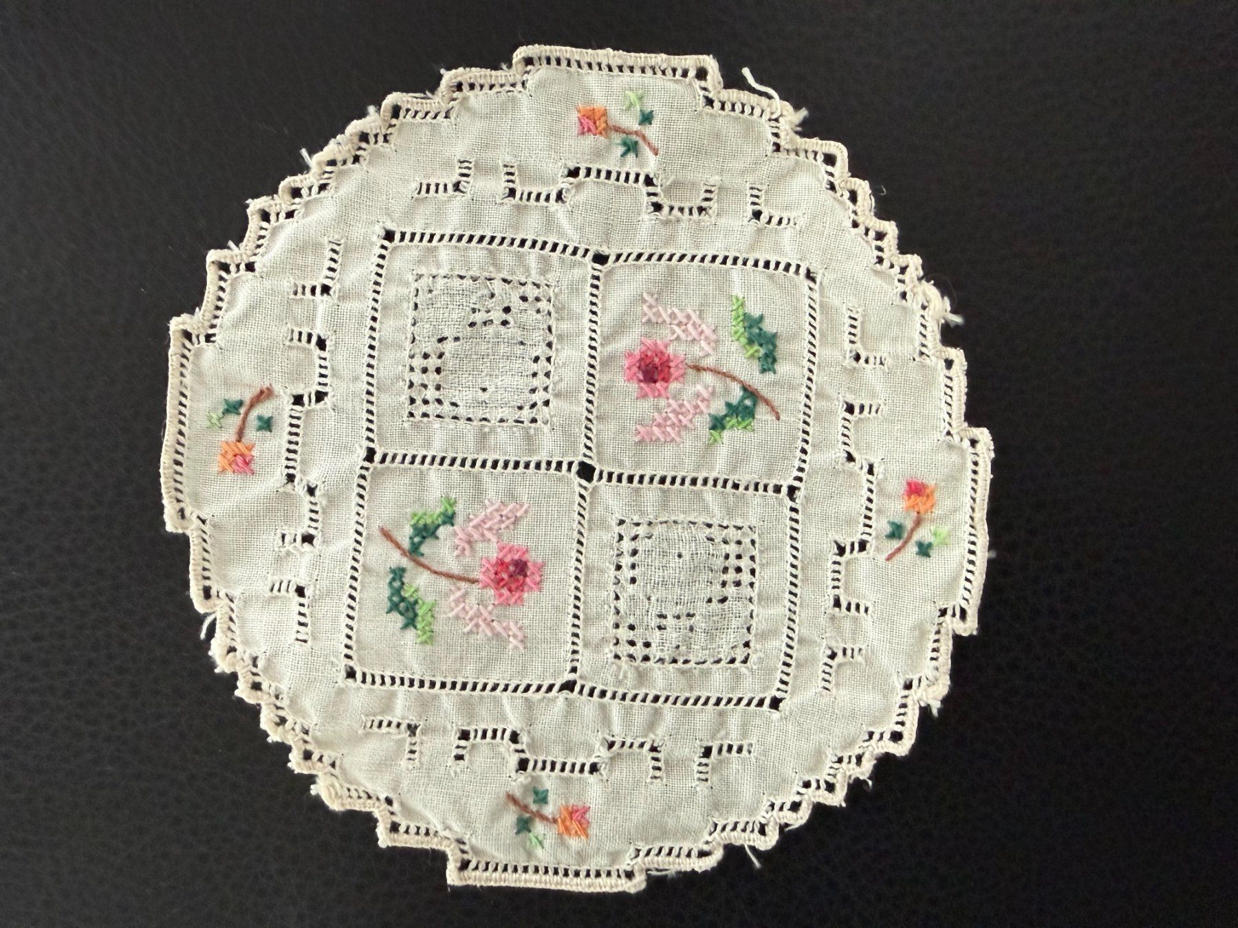 Sottobicchieri: kleines  Deckchen  handgestickt  Untersetzer – Usato da Subingen venduto da ArtBead
