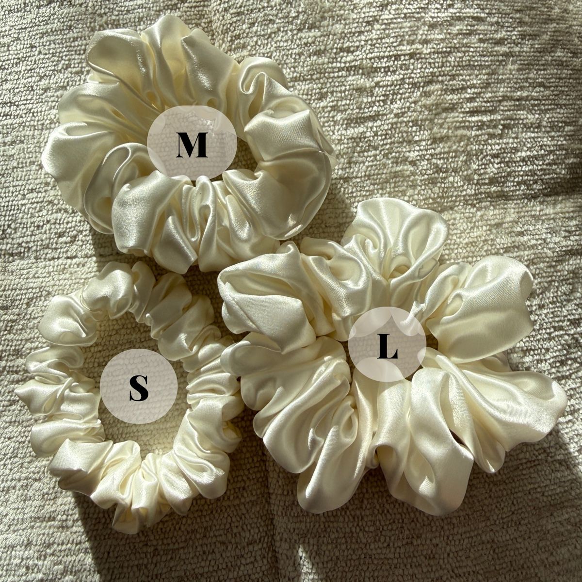 Accessori per capelli: 1# white 100% Mulberry Silk Scrunchie Size S - NEW! – Nuovo e nell'imballaggio originale da Winterthur venduto da LeLe0606 1