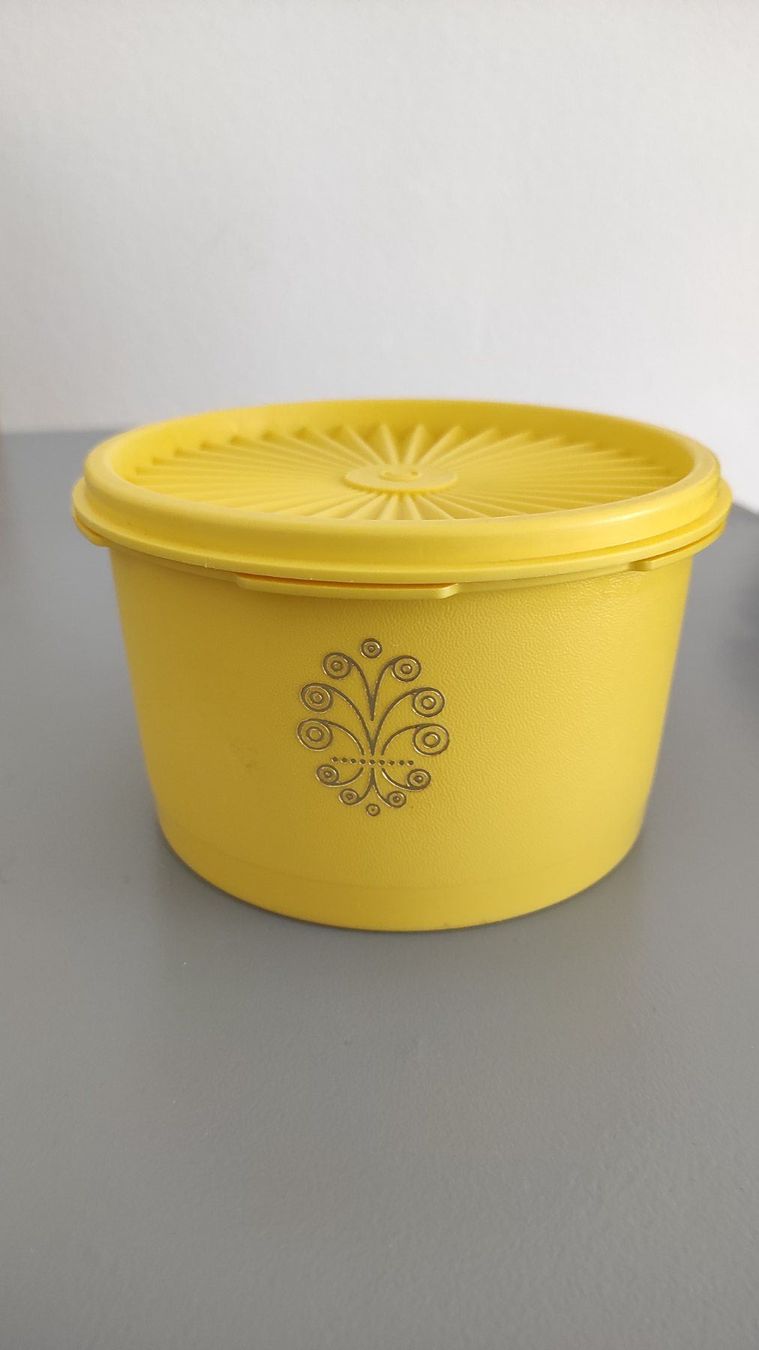 Recipients et similaires: Contenitore Tupperware giallo con coperchio – Neuf (Voir description) à Biel/Bienne par mor_gbm5