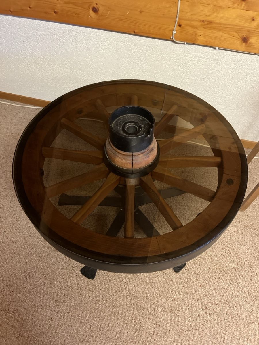 Tavoli: Rustikaler Tisch mit Wagenrad-Design, Glasplatte – Usato da Tenniken venduto da Bombadil8