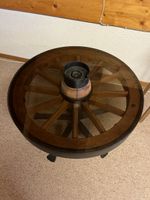 Rustikaler Tisch mit Wagenrad-Design, Glasplatte