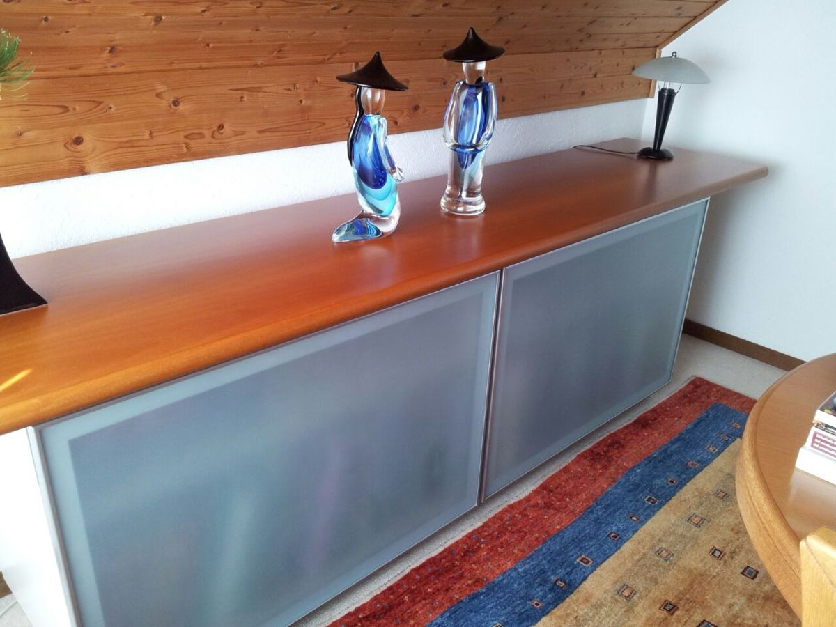 Credenze: Designer Sideboard Kirsche massiv / Milchglas Türen – Usato da Mörschwil venduto da philmensa