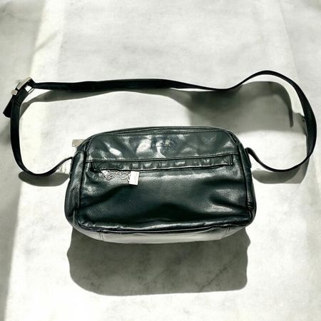 Sac bandoulière LA BAGAGERIE en cuir de vachette noir