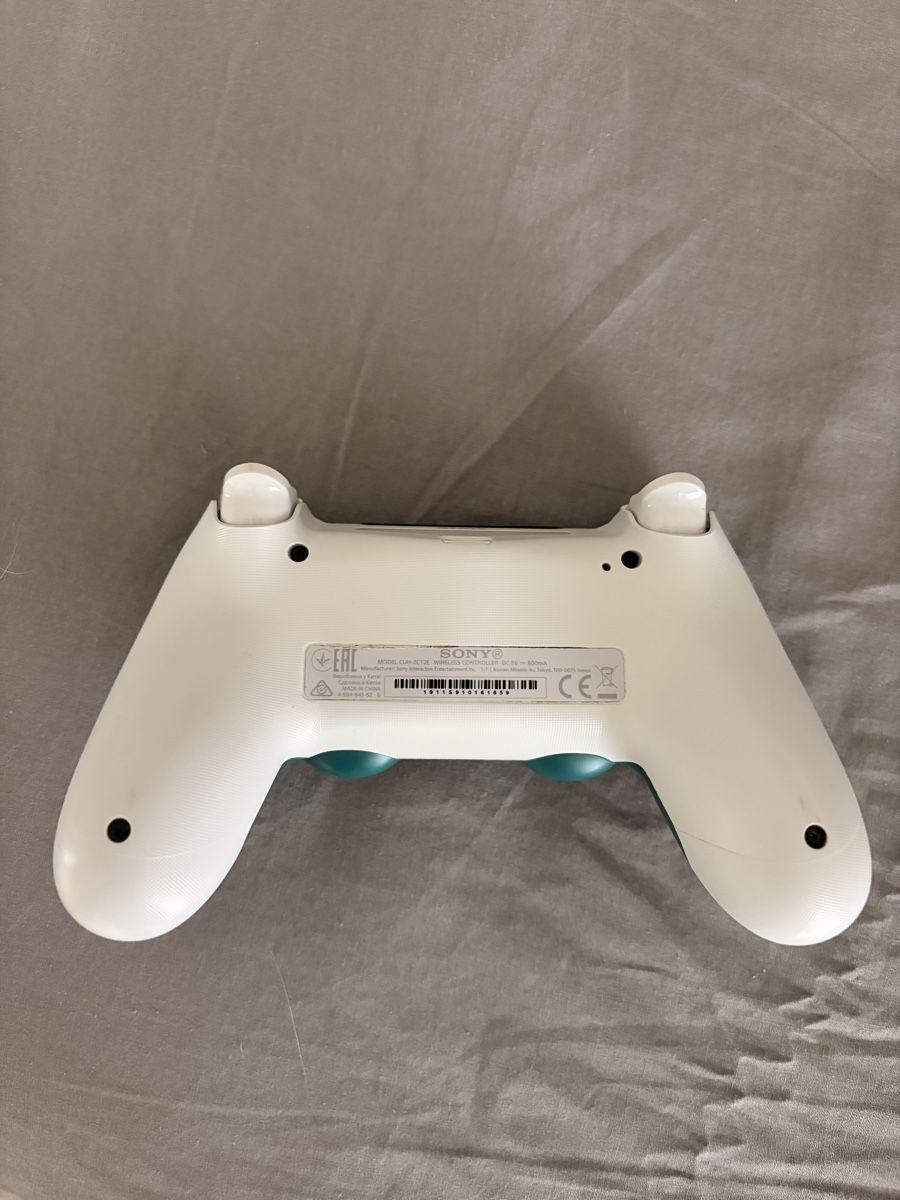 Sony Controller: Sony PlayStation 4 Dualshock 4 Controller Weiss/Grün – Usato da St.Gallen venduto da rslalfs 1