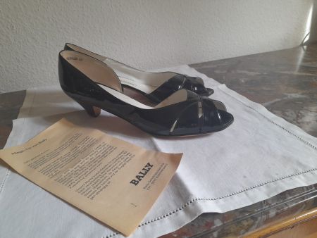 ELEGANTE BALLY LACKLEDERPUMPS, VINTAGE, WEITE E
