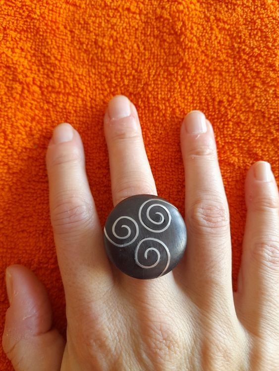 Etichetta Adesiva O Logo In Stile Cartone Animato In Stile Cartoni Animati Con Testine Di Legno Tiki Tipo Hawaiano Vignettista Su Sfondo 227293566 - Foto 10