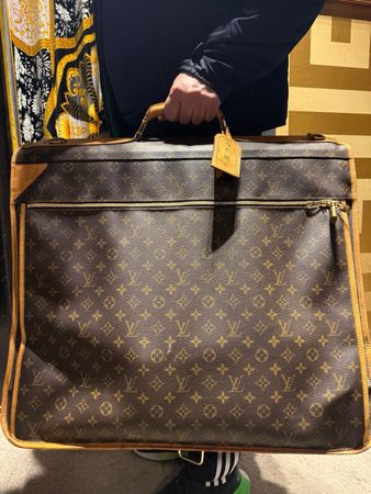 Porte habits Louis Vuitton 