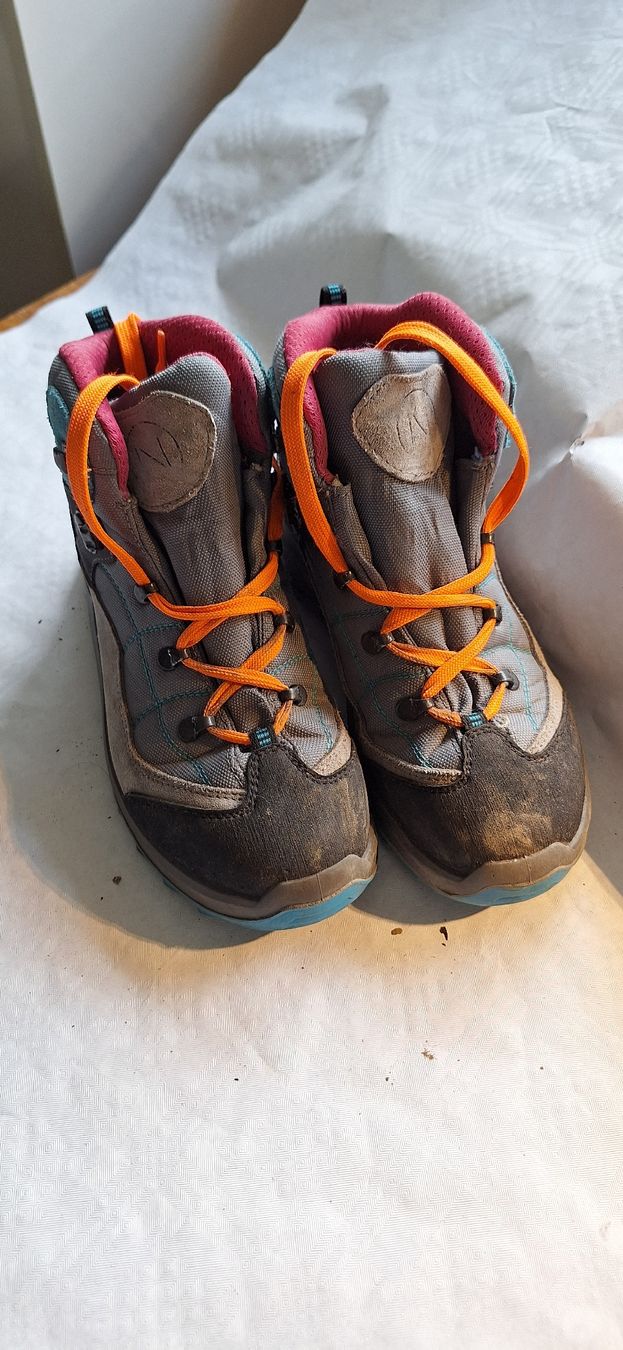 Scarpe per ragazzi: Wanderschuhe Kind Gr. 35 – Usato da Innertkirchen venduto da mar_km9t