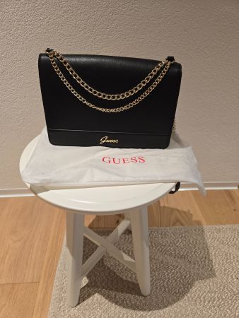 Original GUESS Umhängetasche – Schwarz mit goldfarbenen Deta