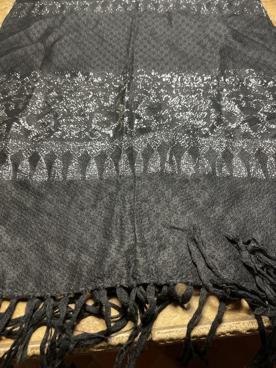 Foulard & Sciarpe: Chic Sciarpa nera con disegni argentati, elegante e calda. – Nuovo (secondo la descrizione) da Gordevio venduto da LanaZimm 5