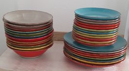Lots assiettes multicolores et verres flûtes
