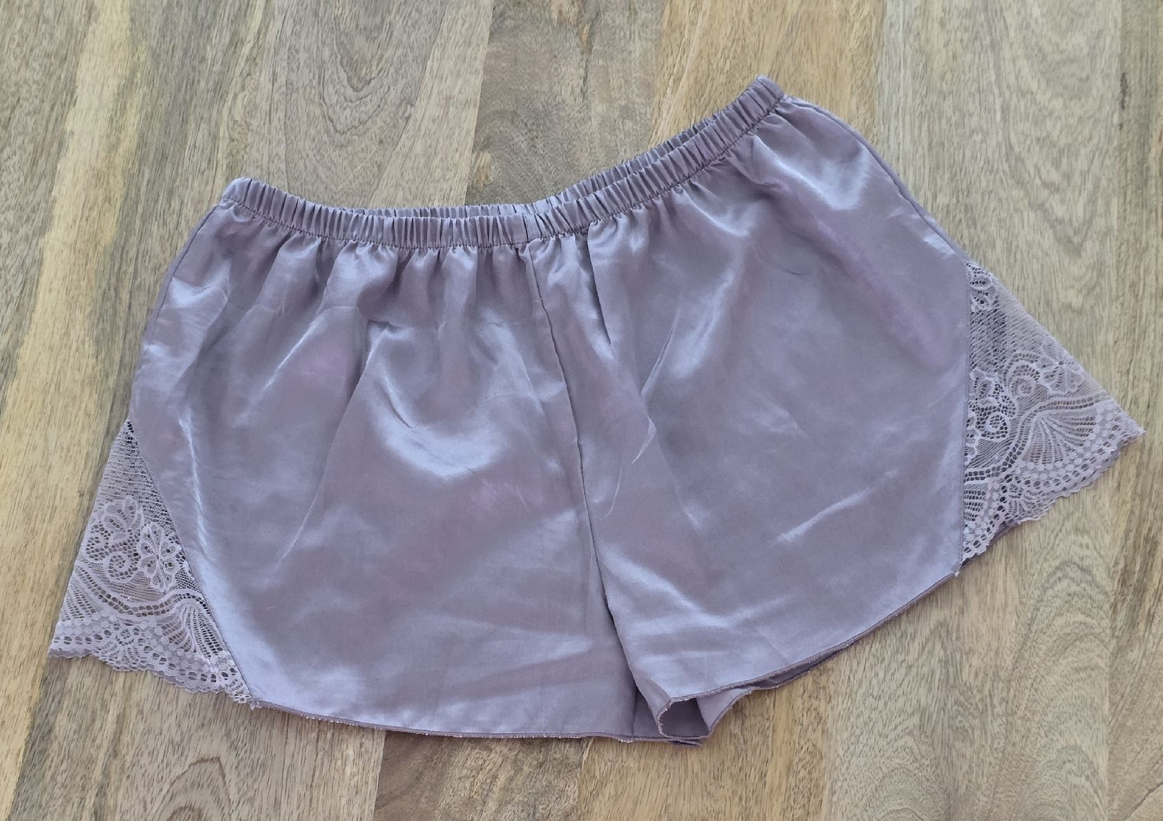 Altra biancheria intima: Shorts  Lila Spitze Gr M – Usato da Rheinsulz venduto da Gilea