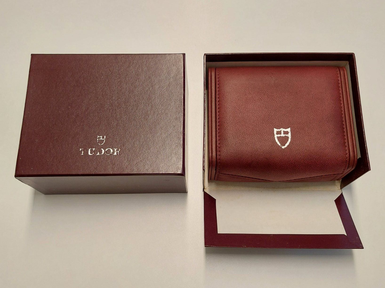 Tudor Uhrenboxen: Tudor Box 93 00 04 bordeauxrot – Gebraucht aus St. Gallen von shatcy