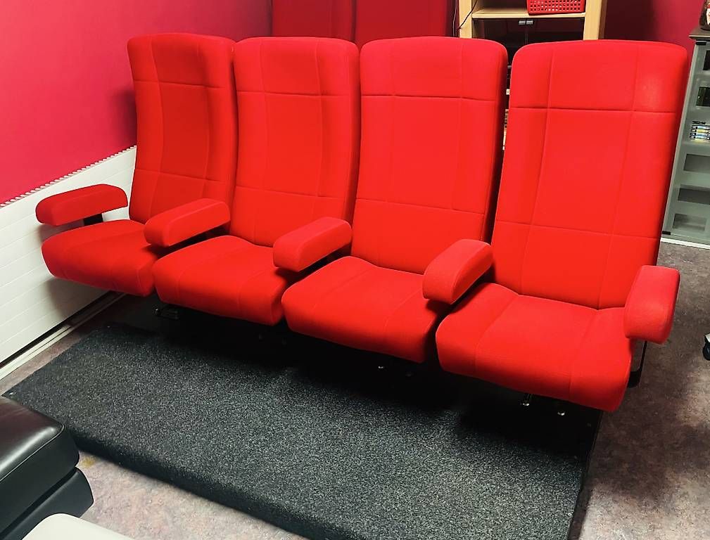 Sedie: Originalen 4 Multiplex-Kino-Stühlen  – Usato da Luzern venduto da Dali-T