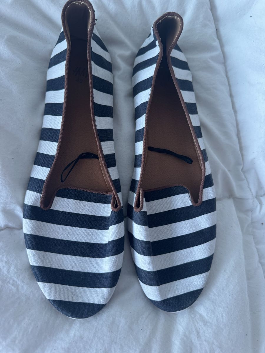 H&M Scarpe da donna: Ballerines H&M rayées noires blanches taille 40 – Usato da Genève venduto da lejardindesvetements