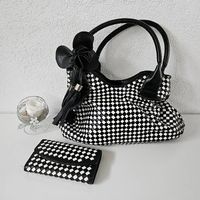 Schwarz-weiss karrierte Tasche mit Portemonnaie