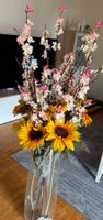 Vase mit Kunstblumen-Sonnenblumen und Kirschblüt