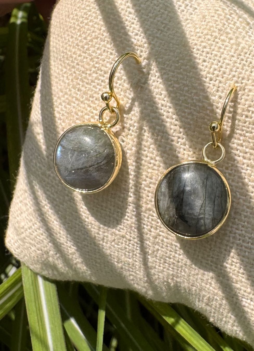 Ohrringe & -stecker: Wunderschön: Vergoldete Ohrhänger aus Labradorit – Neu und originalverpackt aus Rombach von Ivreajewels 2