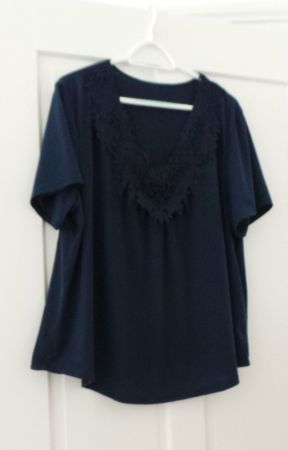Shirt blau mit verziertem V-Ausschnitt, Grösse 3XL