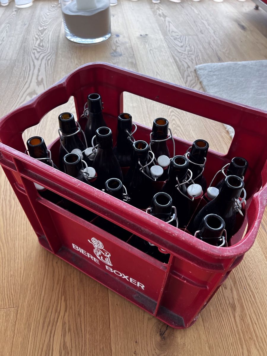 Gläser, Krüge & Flaschen: Harasse mit Bierflaschen mit Bügel – Gebraucht aus Rupperswil von Marscu