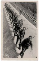 Caserne de Lausanne, soldats marchent