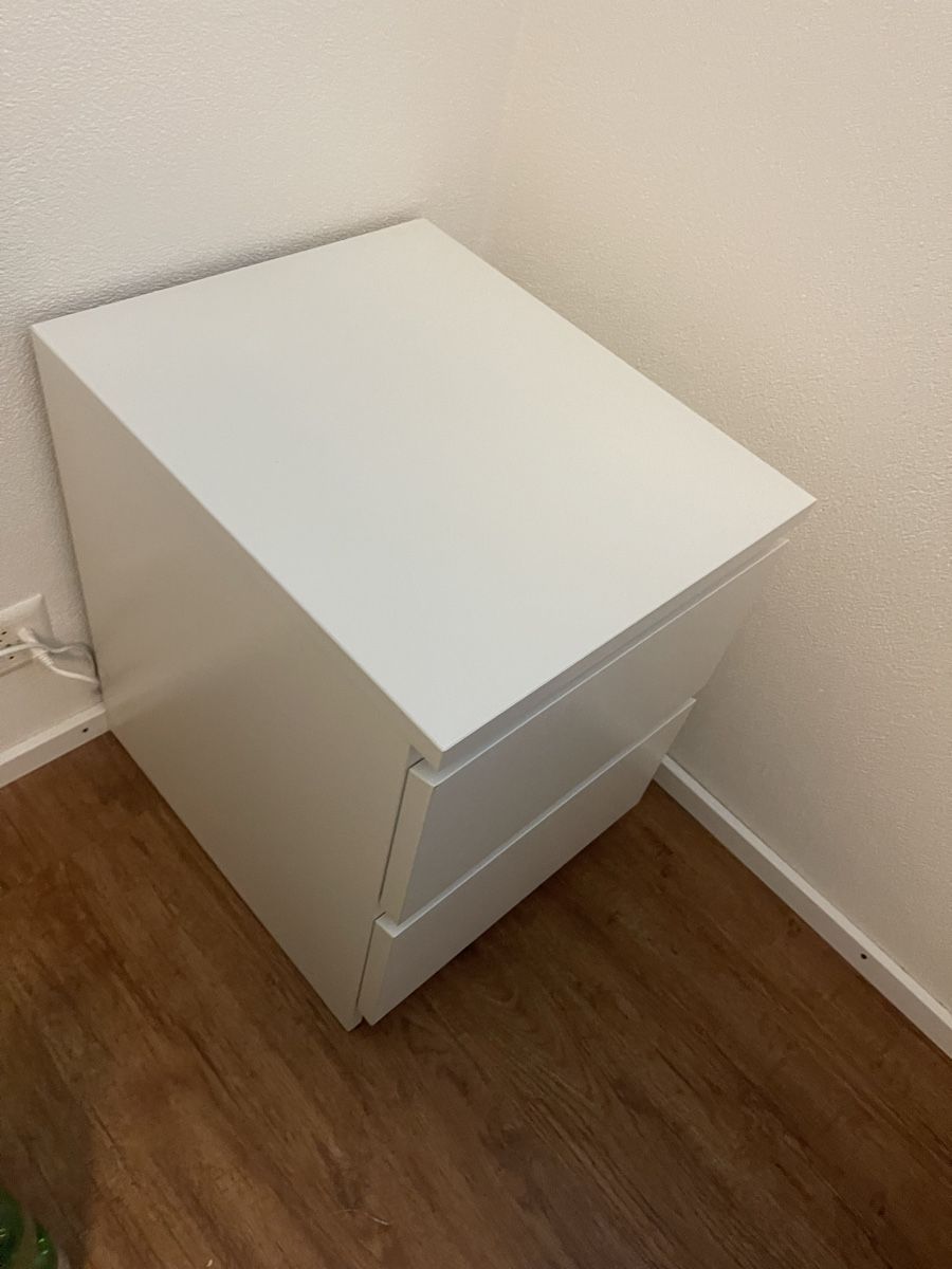 Ikea Comodini: White Bedside Table with Two Drawers – Usato da Felsberg venduto da joa_5z2s 1