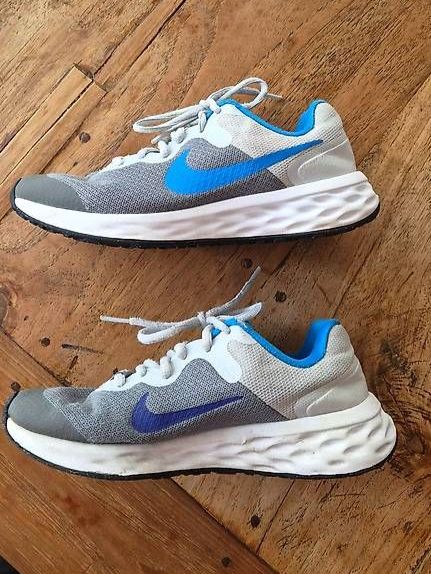 Nike Chaussures garçon: Nike Schuhe Gr.35.5 – D'occasion à Oberrieden par Raja011 1