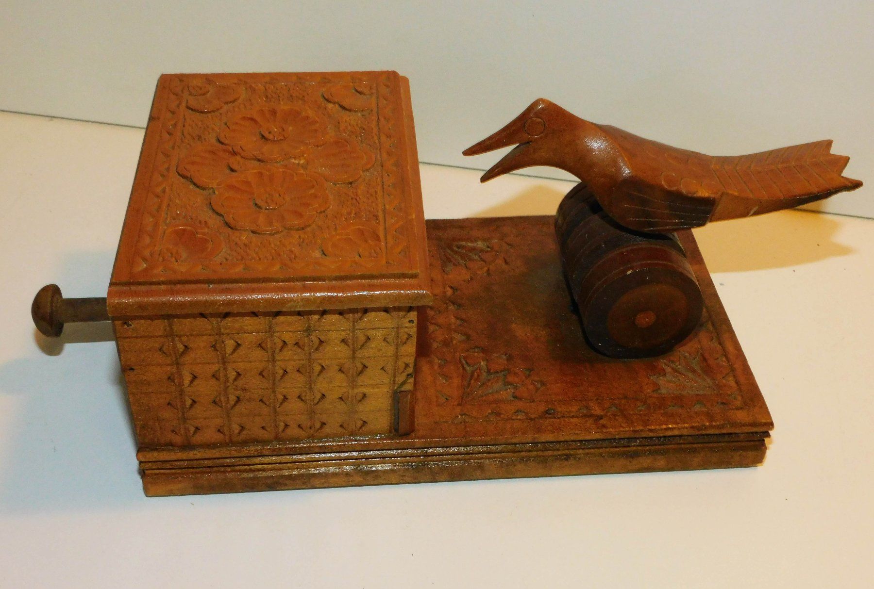 Articoli in legno: Zigarettenspender handgeschnitzt   Design – Usato da Sursee venduto da 76