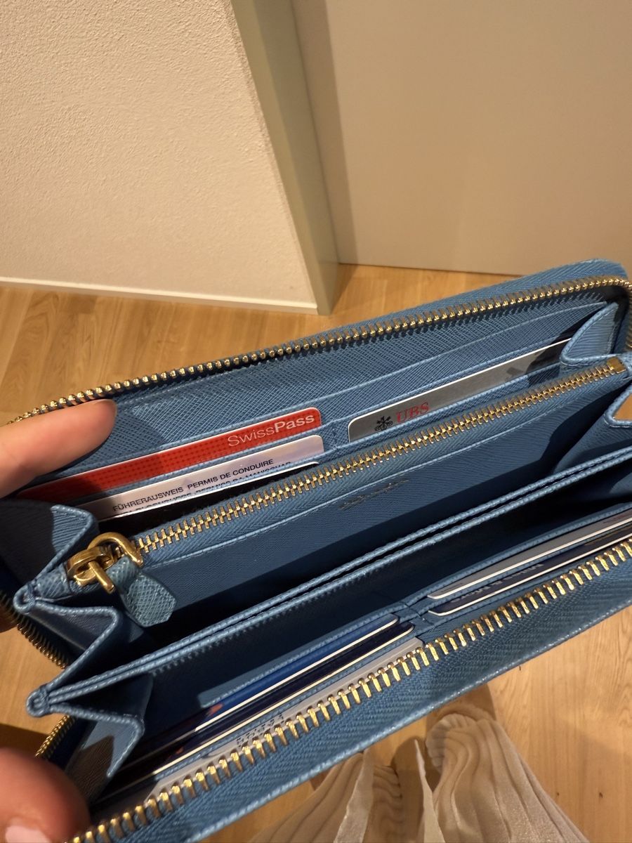 Prada Portamonete: Light Blue Prada Leather Wallet – Usato da Zürich venduto da sas_5f2h 4
