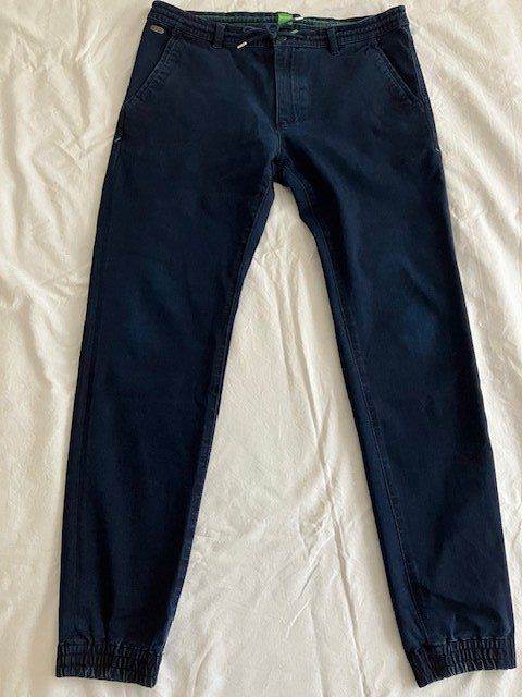 Hugo Boss Jeans: Jeans Hugo Boss, bleu marine, Taille 34, – Usato da Marin-Epagnier venduto da rchouchouu