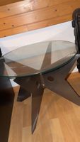 Moderner Design-Couchtisch mit Glasplatte