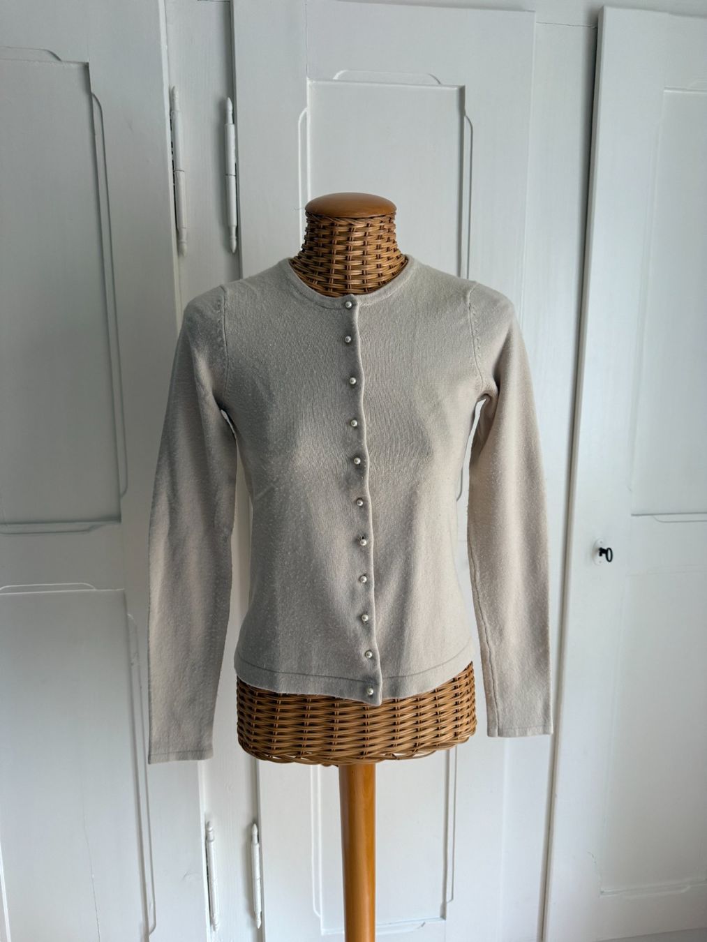 Giacche: COR DOCE - Feinstrick Cardigan Strickjacke beige M – Usato da Zürich venduto da Diazaio