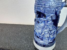 l Steingut Bierkrug blauwyss mit Zinndeckel