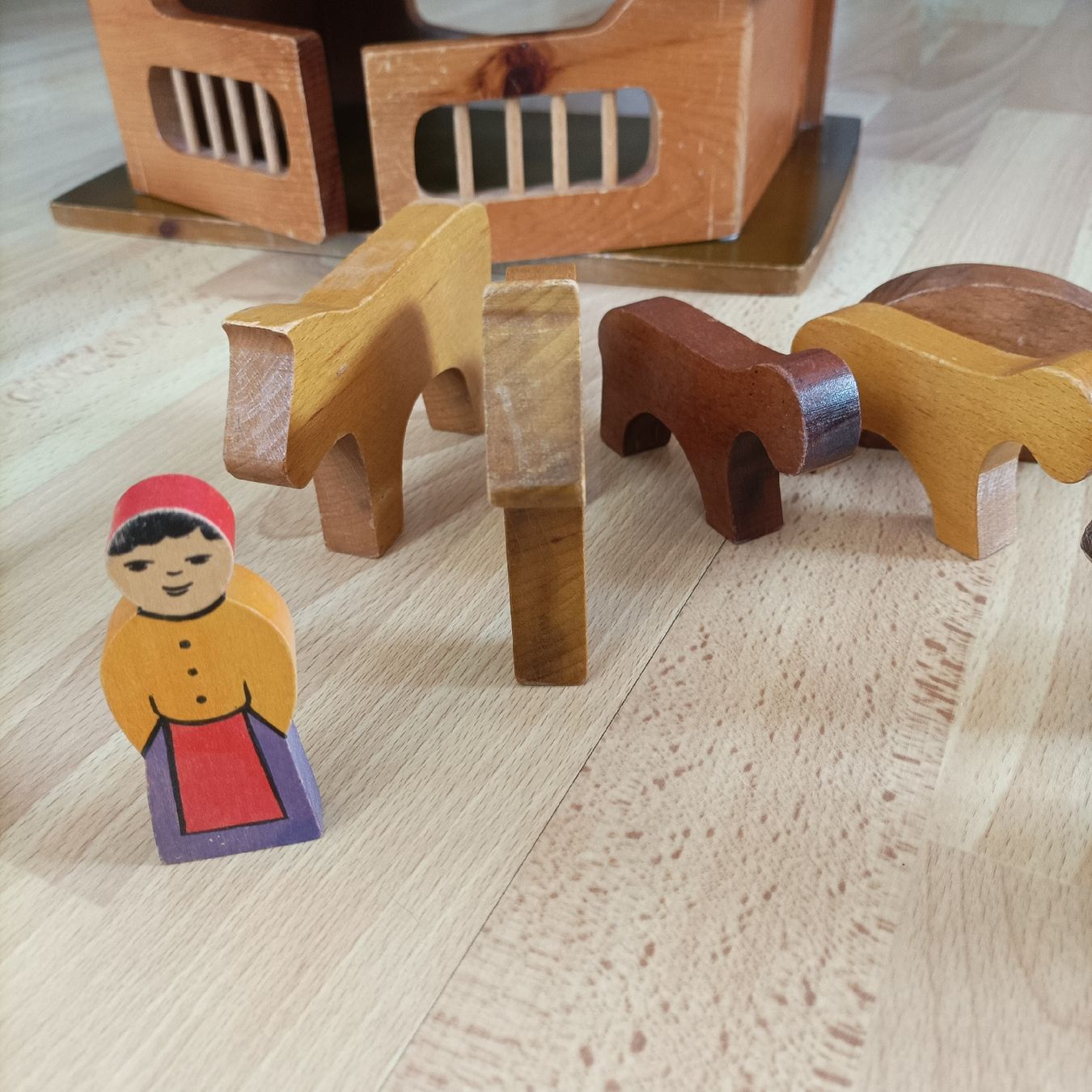 Giocattoli: Schöner alter Holzstall mit Figuren – Usato da Zunzgen venduto da Nemmoth 3