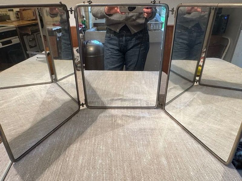 Specchi: Large vintage Tri-Fold Mirror with Chain and Stand. – Usato da Basel venduto da FlorinBasel